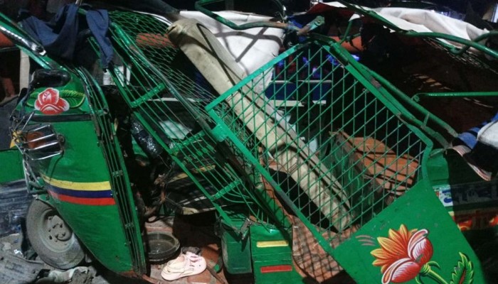 নারায়ণগঞ্জে প্রাইভেটকারের ধাক্কায় সিএনজি দুমড়ে-মুচড়ে শিশুর মৃত্যু, আহত ৫