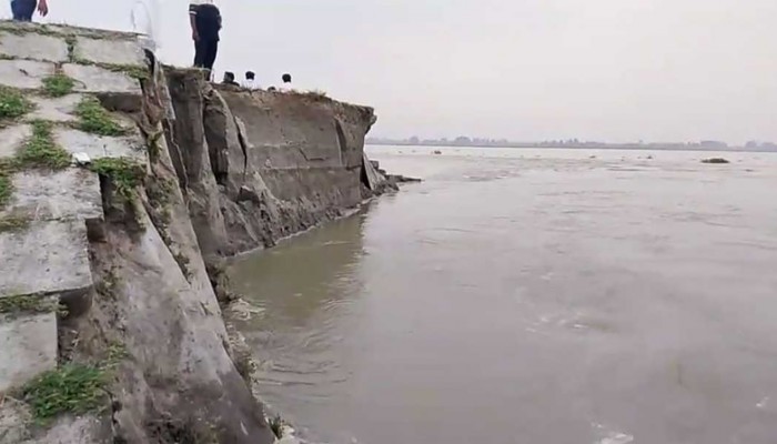 তিস্তা নদীতে ভাঙন তীব্র, গঙ্গাচড়ায় সেতু রক্ষা বাঁধ ক্ষতিগ্রস্ত; ঝুঁকিতে রংপুর-কাকিনা সড়ক