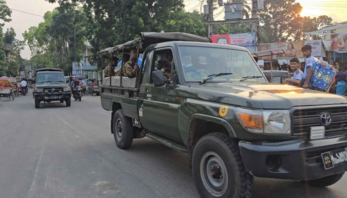 আইনশৃঙ্খলা পরিস্থিতি স্বাভাবিক রাখতে ফরিদপুরে সেনাবাহিনী মোতায়েন