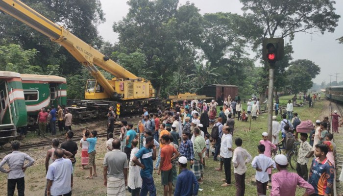 গৌরীপুরে বিজয় এক্সপ্রেসের তিন বগি লাইনচ্যুত, আহত ৭-৮ জন