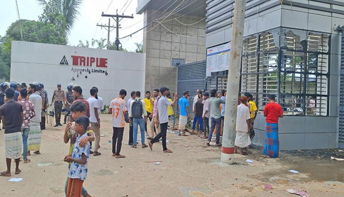 ছুটি না দিয়ে রাতভর কাজ করানোর অভিযোগ: শ্রীপুরে নারী শ্রমিকের মৃত্যুকে কেন্দ্র করে সড়ক অবরোধ, কারখানা উত্তাল