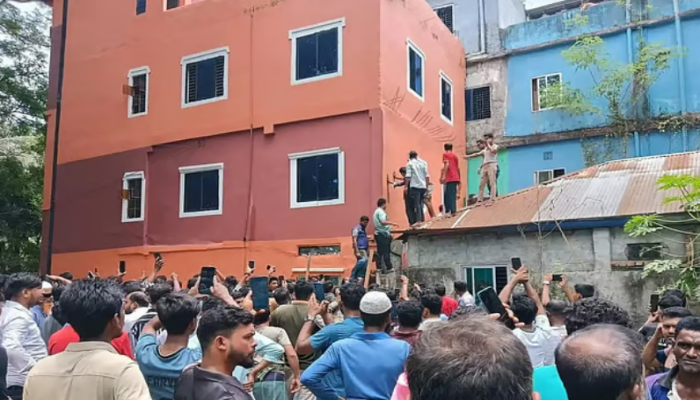 মা ও তিন বোনের লাশ নিয়ে কুমিল্লার পথে কিশোর