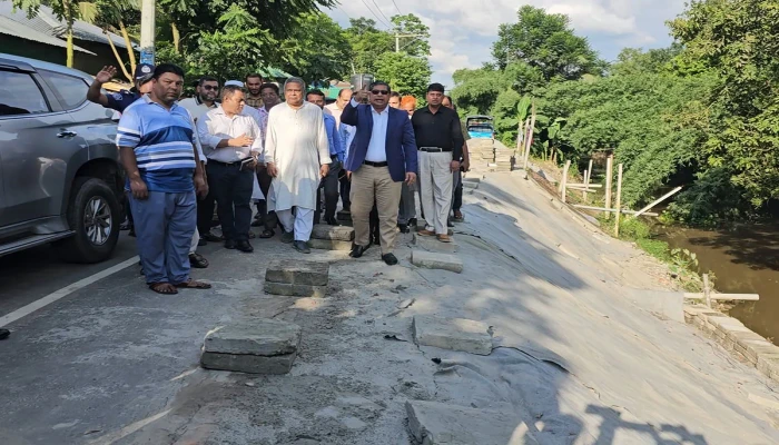 ৯ কোটি টাকার সড়ক ধস: পরিদর্শনে স্থানীয় সরকার প্রতিমন্ত্রী