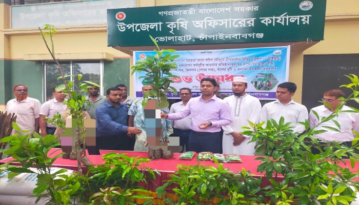 ভোলাহাটে ১৪'শ জন ও ৬৮টি শিক্ষা প্রতিষ্ঠানে ফলজ ও বনজ চারা, সার-বীজসহ বিভিন্ন উপকরণ বিতরণের শুভ উদ্বোধন অনুষ্ঠিত!
