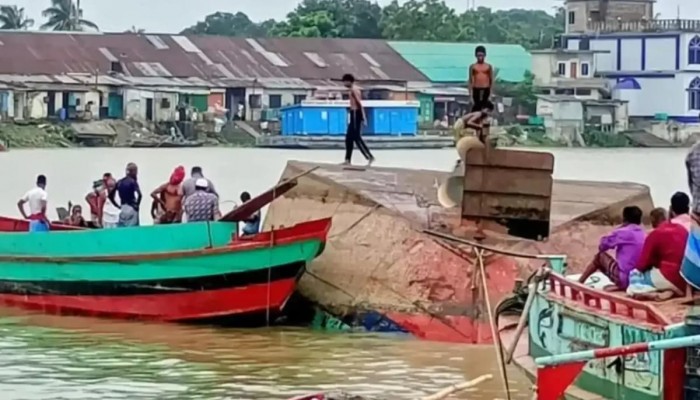 চাঁদপুরের মেঘনায় ধান-চালসহ ট্রলার ডুবি: নদী উত্তাল থাকায় দেড় কোটি টাকার ক্ষতির মুখে ৭ ব্যবসায়ী