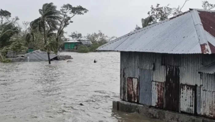 মনপুরায় টানা, ৮ দিনের বর্ষণে বিপর্যস্ত উপকূল: ২০ হাজার মানুষ পানিবন্দী, তীব্র খাদ্য ও বিশুদ্ধ পানির সংকট