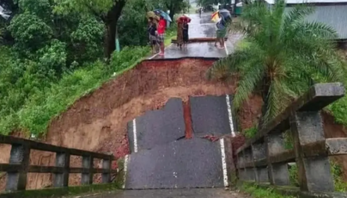 পাহাড়ি ঢলের তোড়ে সেতু ধসে যোগাযোগ বিচ্ছিন্ন: বান্দরবান-রাঙামাটি সড়কপথে যান চলাচল বন্ধ, হাজারো মানুষ পানিবন্দী