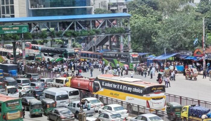 সায়েন্সল্যাব অবরোধে অচল ধানমন্ডি-নিউমার্কেট: শিক্ষামন্ত্রীর পদত্যাগ চাইছেন শিক্ষার্থীরা