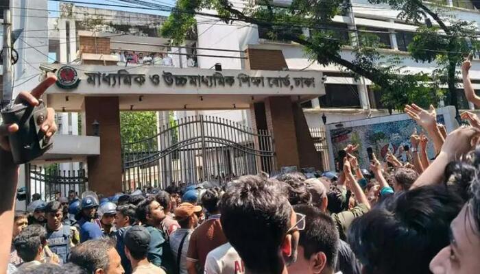 শিক্ষামন্ত্রীর পদত্যাগের দাবিতে শিক্ষা বোর্ড ঘেরাও করলেন শিক্ষার্থীরা