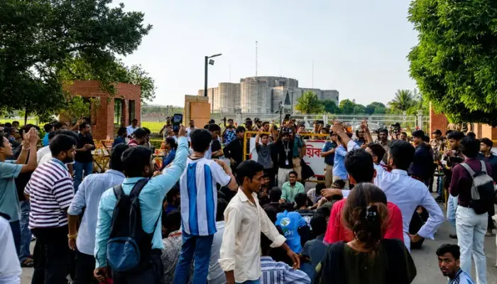 সংসদ ভবনের সামনে শিক্ষার্থীদের অবস্থান: শিক্ষামন্ত্রীর পদত্যাগসহ তিন দফা দাবি