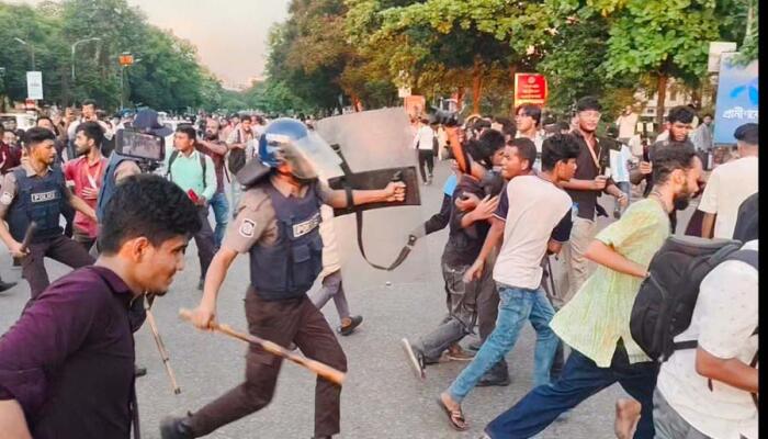 সংসদ ভবনের সামনে আন্দোলনকারী শিক্ষার্থীদের ওপর পুলিশের লাঠিচার্জ