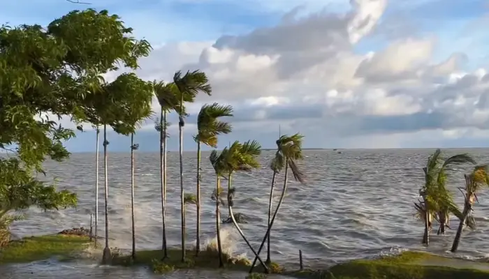 বঙ্গোপসাগরে লঘুচাপ: ৪ সমুদ্রবন্দরে ৩ নম্বর সতর্কসংকেত