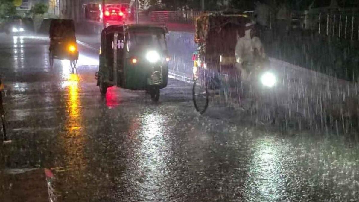 রাতে ঢাকায় বৃষ্টির আভাস, কিছুটা কমতে পারে তাপমাত্রা