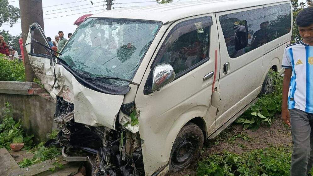 নীলফামারীতে বিয়ের গাড়ি খাদে, শিশুসহ নিহত ২