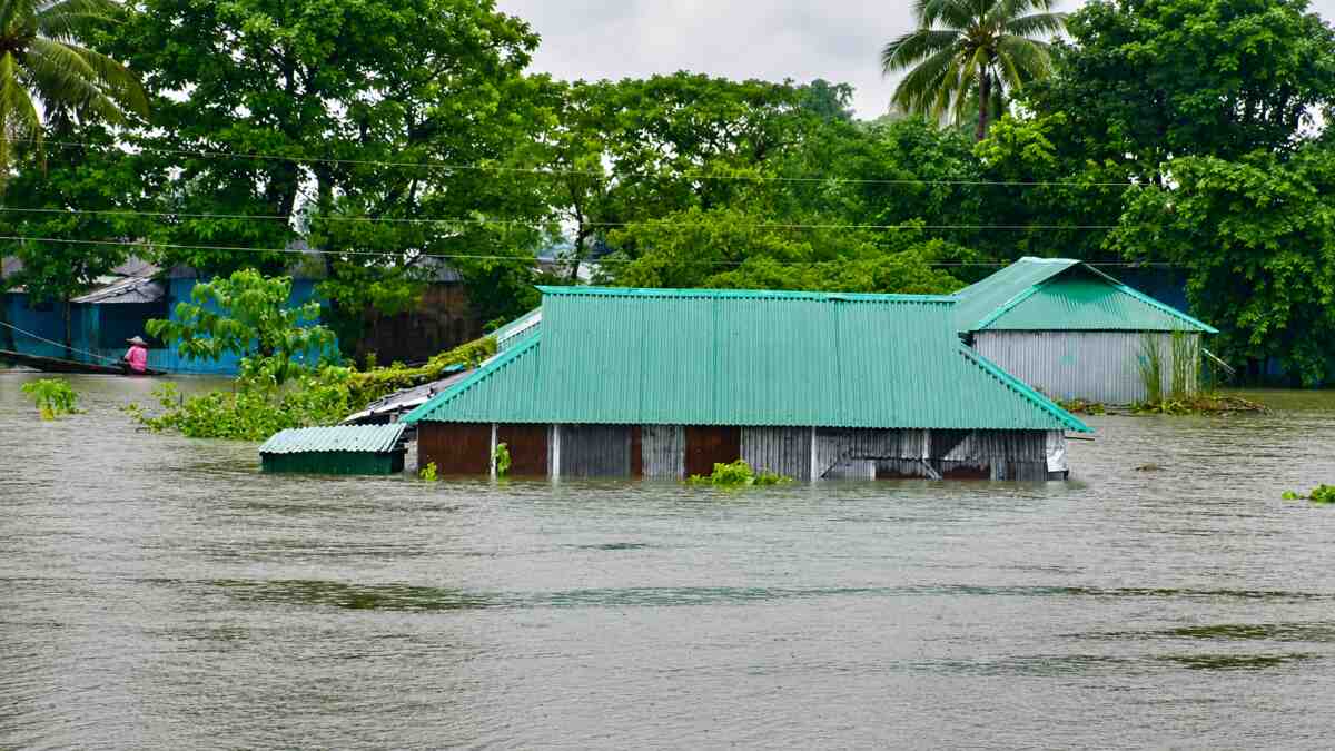 বিপৎসীমা ছাড়াল দক্ষিণাঞ্চলের ১১ নদী, প্লাবিত বিস্তীর্ণ চরাঞ্চল