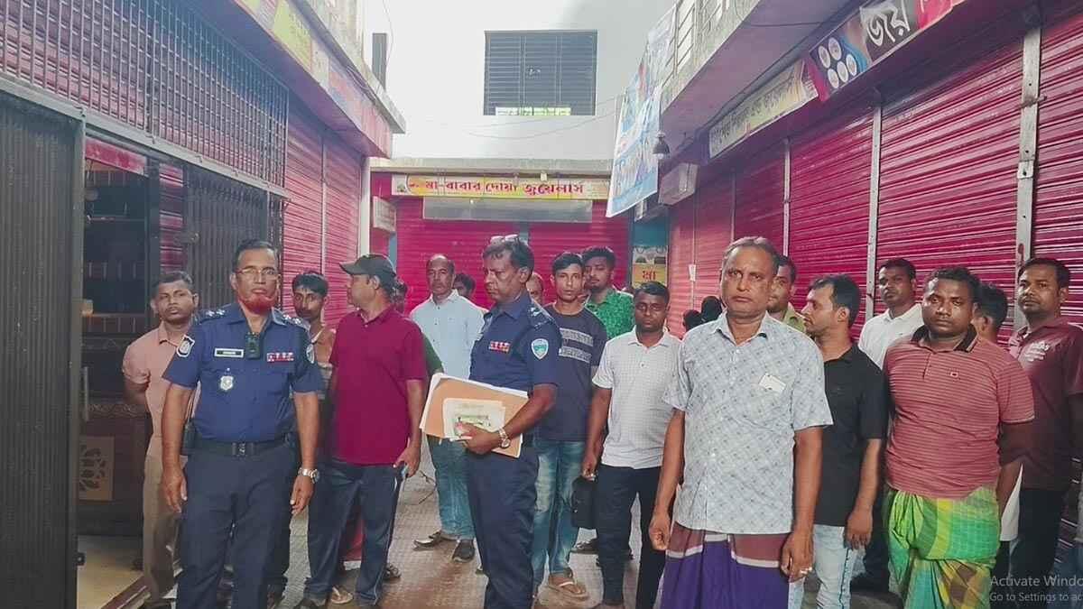 চাঁদপুরে স্বর্ণের দোকান থেকে কারিগরের মরদেহ উদ্ধার, মৃত্যুর কারণ জানতে