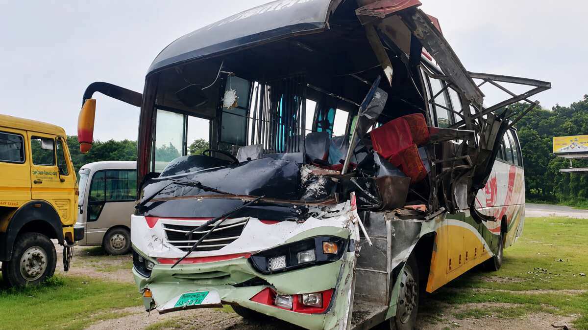 মানিকগঞ্জে সেতু থেকে বাস খাদে, এই পর্যন্ত নিহত ১ আহত ১০