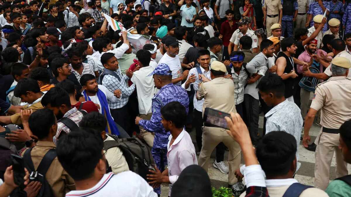 দিল্লিতে ‘চলো সংসদ’ কর্মসূচিতে পুলিশি বাধা, রণক্ষেত্র জন্তর মন্তর