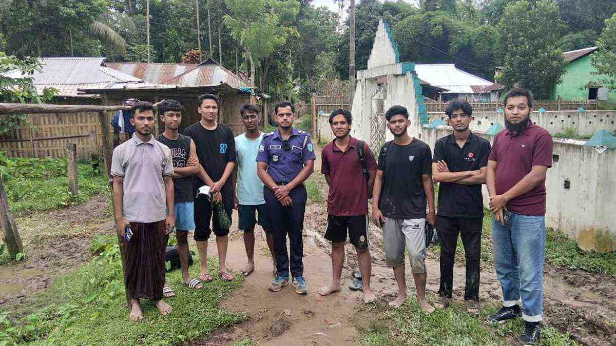 হামহাম জলপ্রপাতে আটকে পড়া ১০ পর্যটককে উদ্ধার, আহত একজন হাসপাতালে