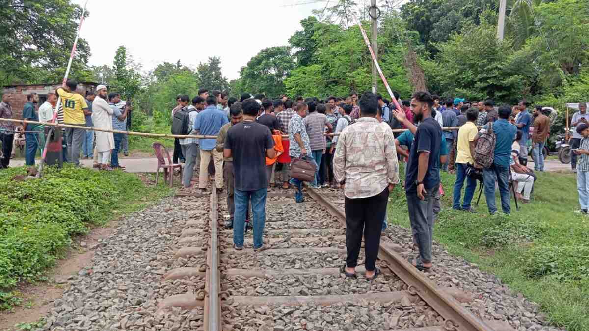 পদ্মা এক্সপ্রেসে হামলার ঘটনায় সারা দেশের সঙ্গে রেল যোগাযোগ বন্ধ, শিক্ষ