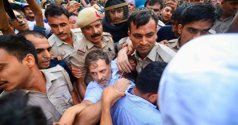মোদির বাসভবনের সামনে বিক্ষোভকালে রাহুল গান্ধীসহ শীর্ষ বিরোধী নেতা আটক