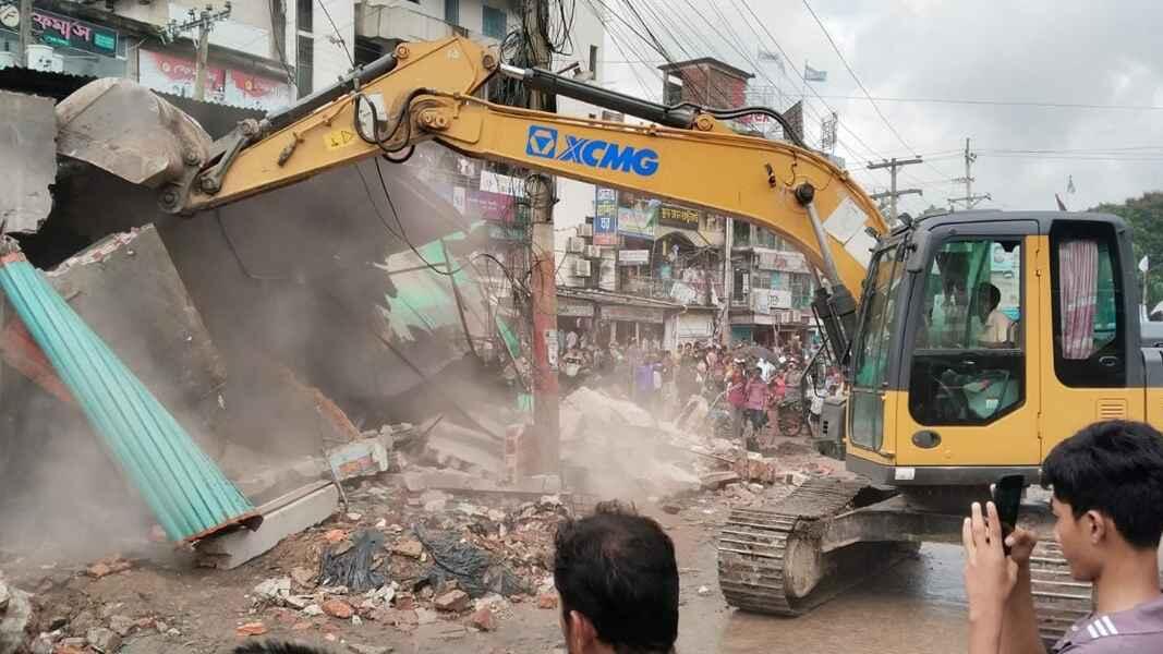 সরকারি জায়গা দখলের অভিযোগে ছাগলনাইয়ায় আ.লীগের উপজেলা কার্যালয় উচ্ছেদ