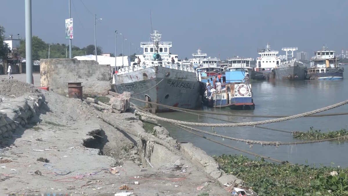 নাব্য সংকটে ধুঁকছে খুলনার নদীবন্দর, কমছে জাহাজ ও পণ্য খালাস