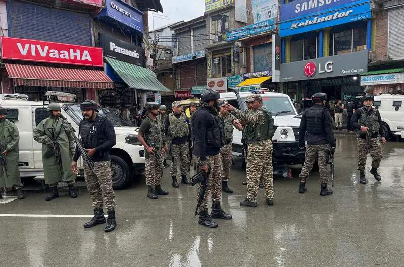 কাশ্মীরে পুলিশ সদস্য নিহতের ঘটনায় ব্যাপক ধরপাকড়, আটক প্রায় দুই হাজার