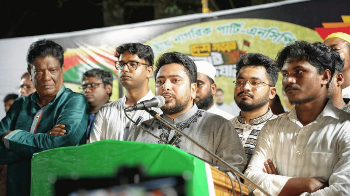 রাষ্ট্রপতিকে অসুস্থতার অজুহাতে পালাতে দেওয়া যাবে না: নাহিদ ইসলাম