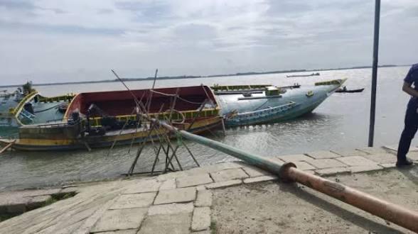 চাঁদপুরে বেড়িবাঁধে অবৈধ ড্রেজার পাইপ অপসারণে যৌথ অভিযান