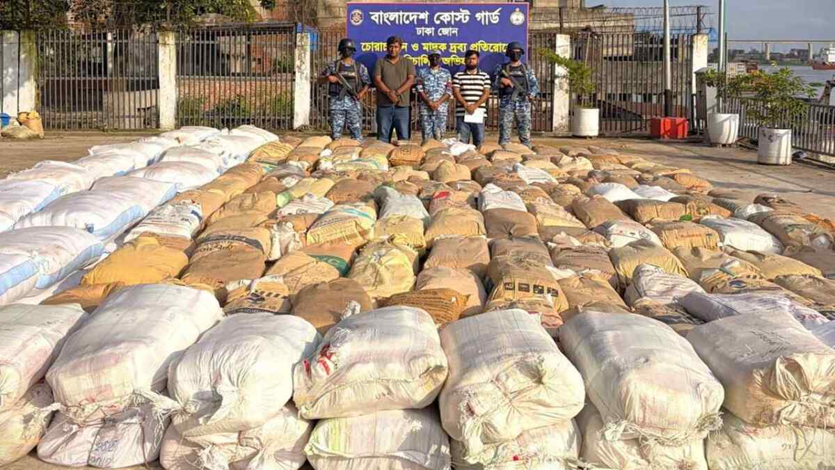 বুড়িগঙ্গা এলাকায় অভিযানে প্রায় দেড় কোটি টাকার নিষিদ্ধ পলিথিন জব্দ