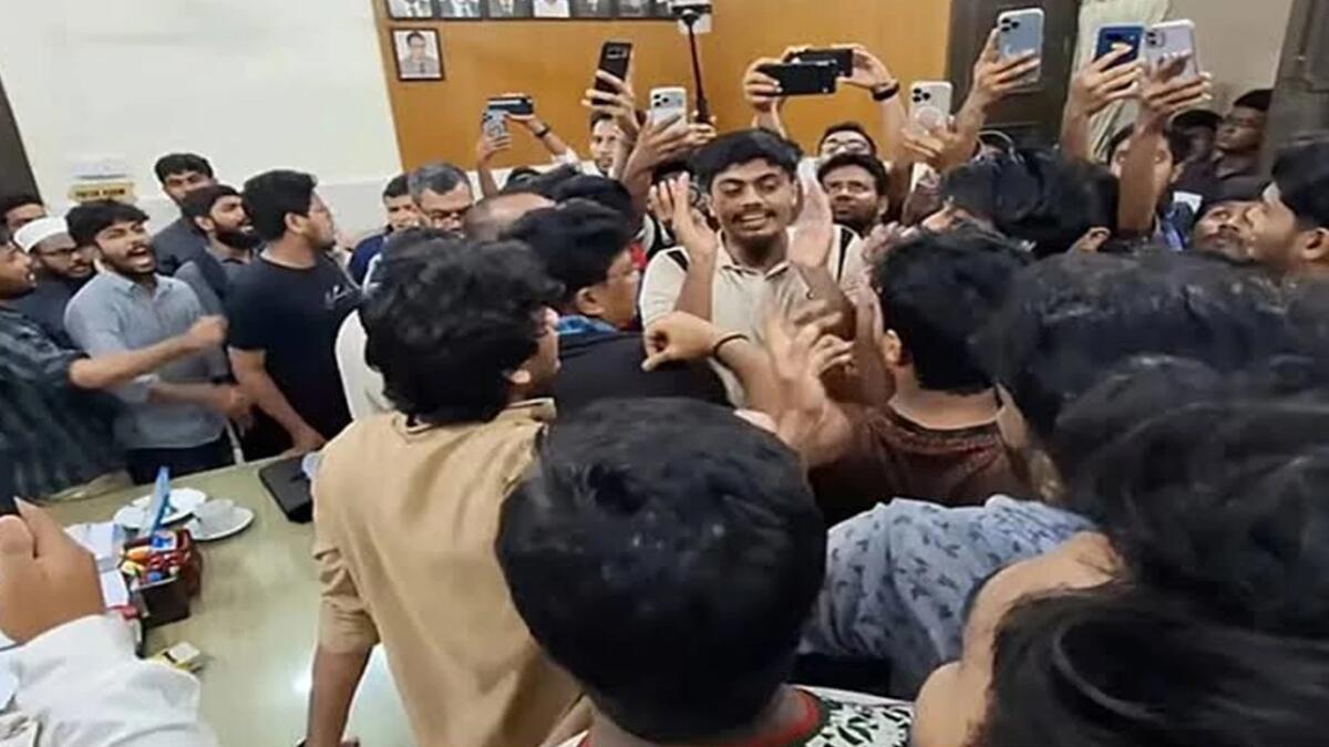 শহীদুল্লাহ হলে সমকামিতা নিয়ে ছাত্রশিবির-ছাত্রদলের হাতাহাতি