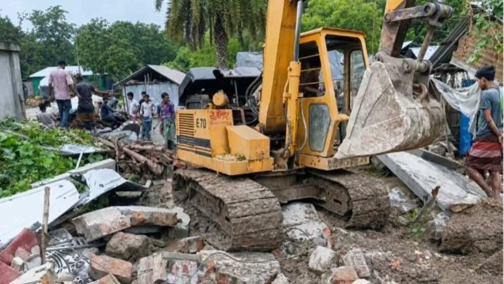 চুয়াডাঙ্গায় পারিবারিক বিরোধে বুলডোজারে দ্বিতীয় স্ত্রীর বাড়ি ভাঙচুর