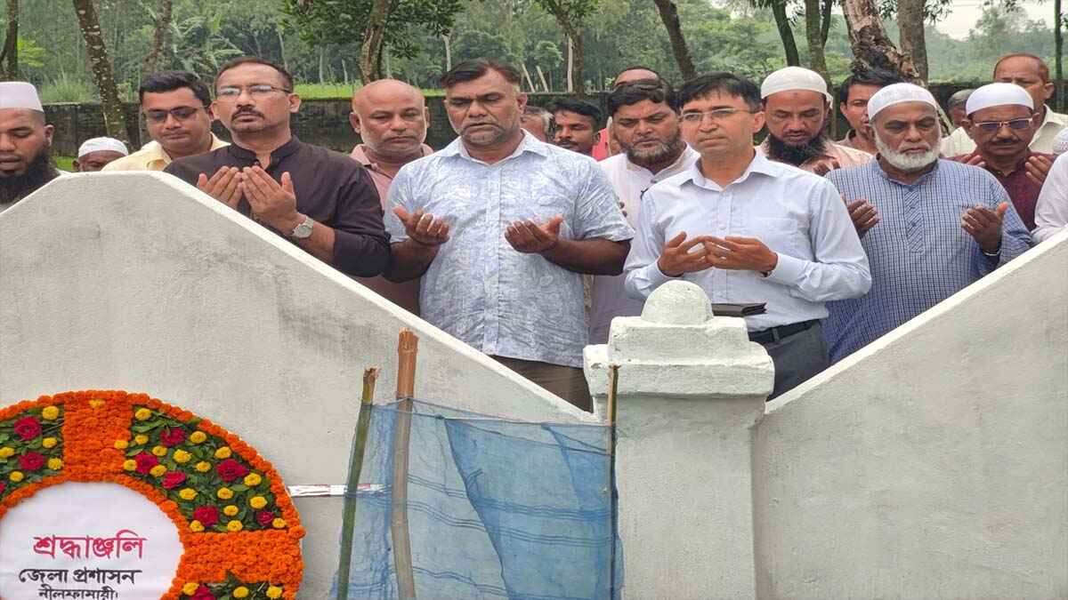 মাইলস্টোনে নিহত শিক্ষিকা মাহেরীনের সমাধিতে শ্রদ্ধা জানালেন ডিসি