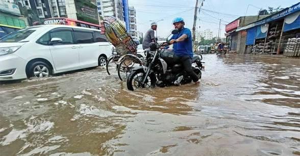 রাজধানীতে টানা বৃষ্টিতে জলাবদ্ধতা, দুর্ভোগে অফিসগামী মানুষ