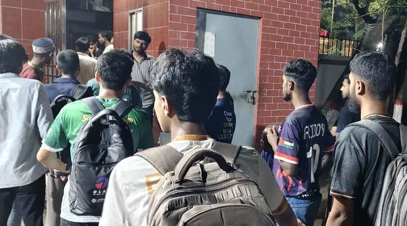 মোহাম্মদপুরে মধ্যরাতে হলের নিয়ন্ত্রণ নিয়ে ছাত্রদল ও ছাত্রদের বিবাধ