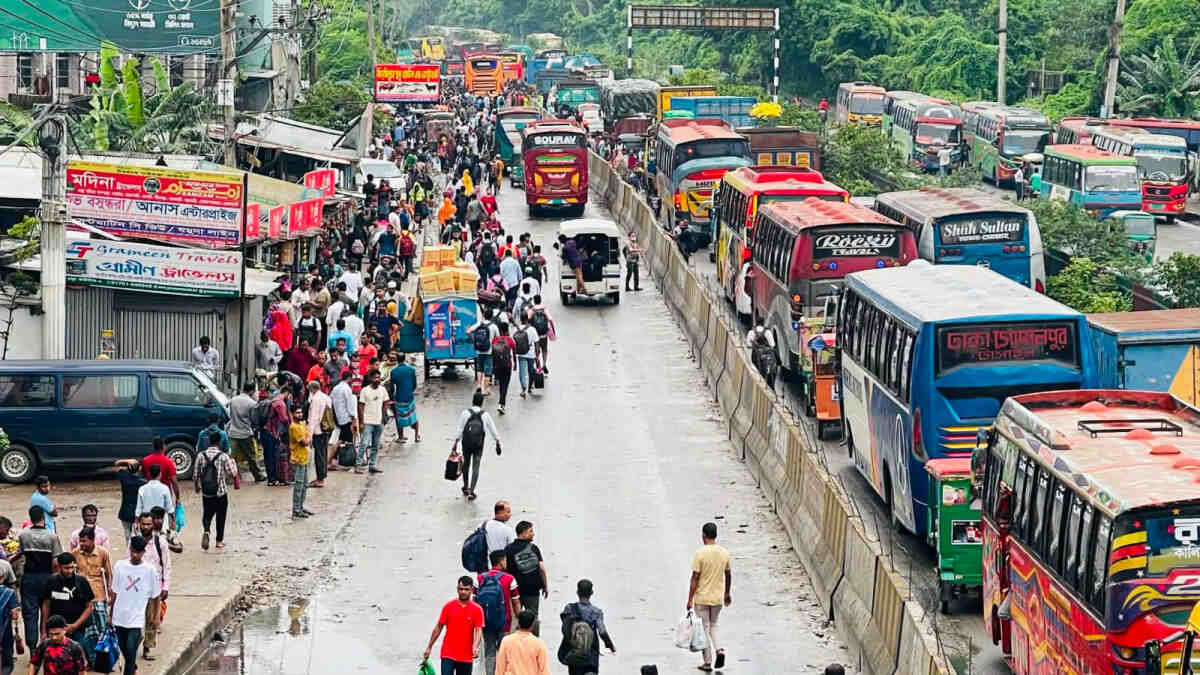 গ্যাস সংকটে গাজীপুরের ২০ শতাংশ কারখানা ছুটি, চন্দ্রা মোড়ে ঘরমুখী মানুষ