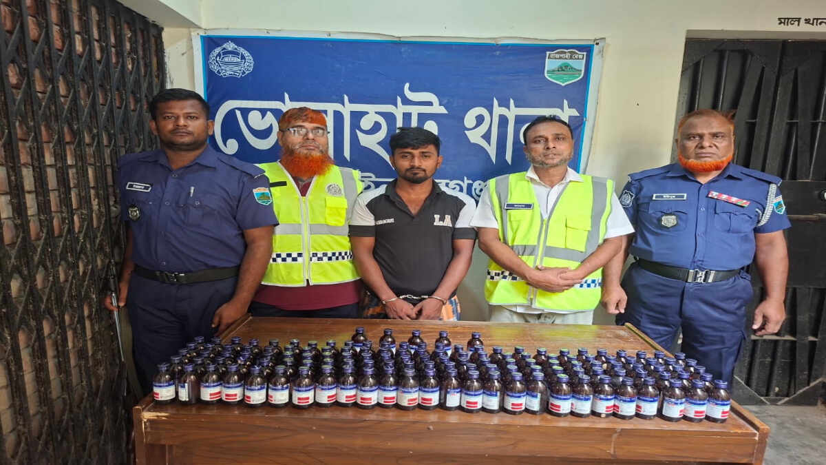 ভোলাহাটে ১৩৫ বোতল ফেনসিডিলসহ মাদক ব্যবসায়ী গ্রেপ্তার
