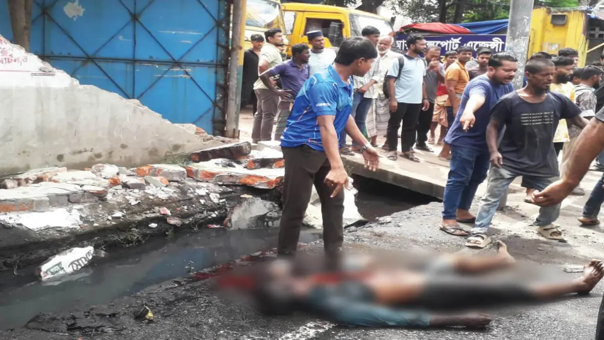 এ কে খানে কাভার্ড ভ্যানের ধাক্কায় দেয়াল চাপা পড়ে পথচারী নিহত