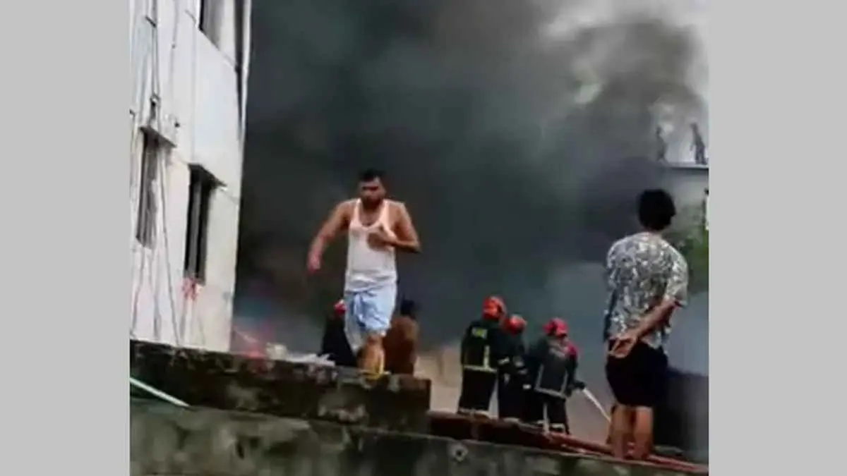বাড্ডায় ফার্নিচারের গোডাউনে আগুন, নিয়ন্ত্রণে
