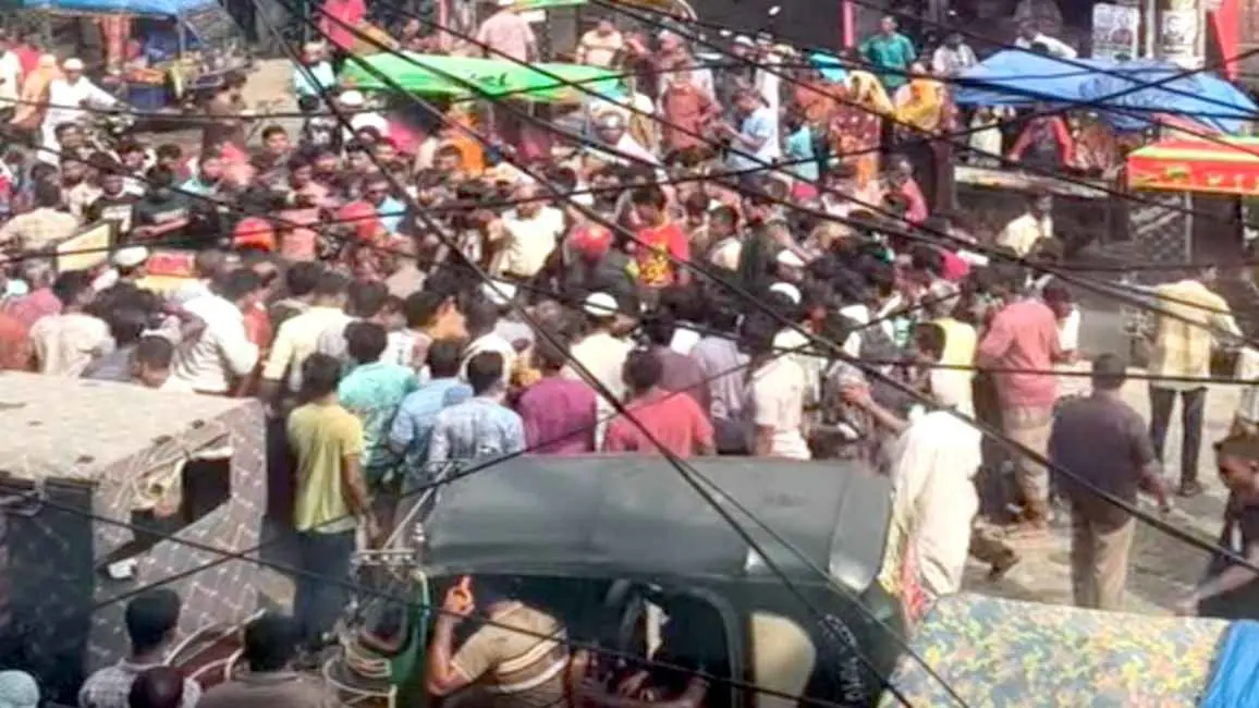 বিরামপুরে ট্রাকচাপায় গৃহবধূ নিহত