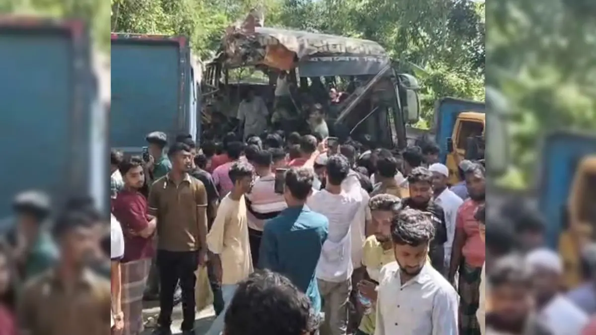 চাঁদপুরে বাস ট্রাকের মুখোমুখি সংঘর্ষে নিহত ৩