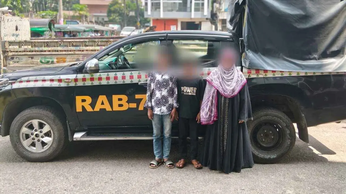 দুই শিশুর পেটে ৬৬১৫ ইয়াবা, নারী গ্রেফতার