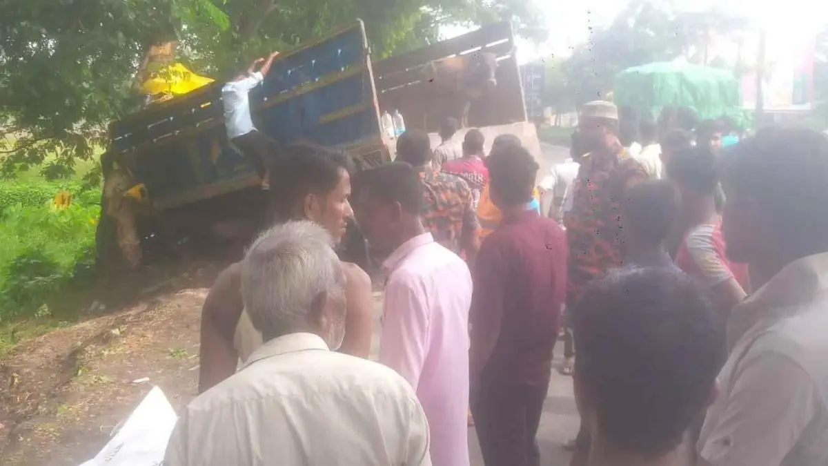 চট্টগ্রামে গরুবাহী ট্রাক গাছের সঙ্গে ধাক্কায় ব্যাপারী নিহত, আহত ৩