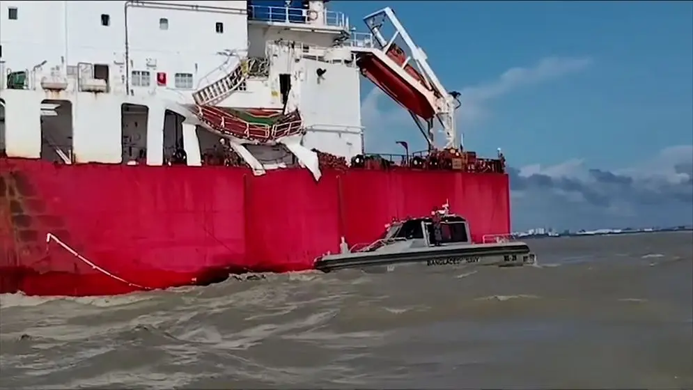 চট্টগ্রাম বন্দরে দুই জাহাজের সংঘর্ষ