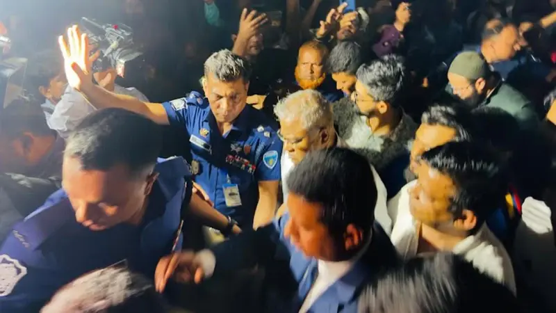 চুয়েটে ৩০ ঘণ্টা পর অবরুদ্ধ উপাচার্যকে উদ্ধার, ক্যাম্পাসে না আসার শর্তে