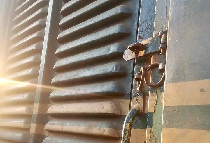 চবির শাটলের মালবগির দরজা বন্ধ; ভোগান্তিতে শিক্ষার্থীরা