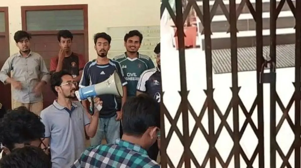 চুয়েটে ভিসিকে অবরুদ্ধ করে ভবনে তালা, বিদ্যুৎ বিচ্ছিন্ন