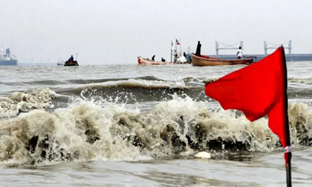 গভীর নিম্নচাপে উত্তাল সাগর, চট্টগ্রাম-কক্সবাজারে ৩ নম্বর সতর্কসংকেত