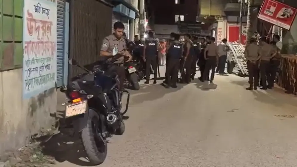 ডেমরায় বাড়িতে দুটি বোমাসদৃশ্য বস্তু, আটক ১